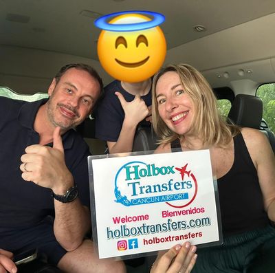 Familia viaja junta dentro de la van, sosteniendo el banner de Holbox Transfers y levantando el pulgar rumbo a Holbox.